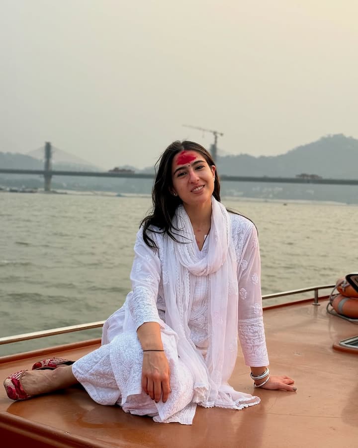 After visiting the temple, Sara Ali Khan was also seen sitting in a boat and taking a tour of the Brahmaputra river. Sara completed her look with open hair.