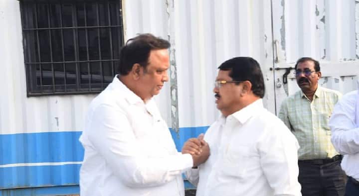 काँग्रेसचे विधिमंडळ गटनेते विजय वडेट्टीवार आणि भाजप नेते आशिष शेलार यांची भेट झाली असून या भेटीमुळे राज्याच्या राजकारणात एकच चर्चेला उधाण आले आहे.