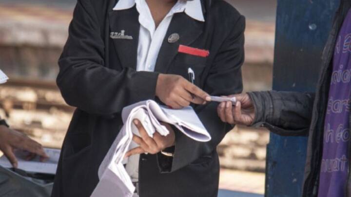 इन नियमों का पालन करवाने के लिए ट्रेनों में टीटीई भी मौजूद होते हैं. जो यात्रियों की यात्रा के दौरान सुविधाओं का और नियमों का पूरा ख्याल रखते हैं. टीटीई यात्रियों को परेशानी होने पर सहायता प्राप्त करवाते हैं.