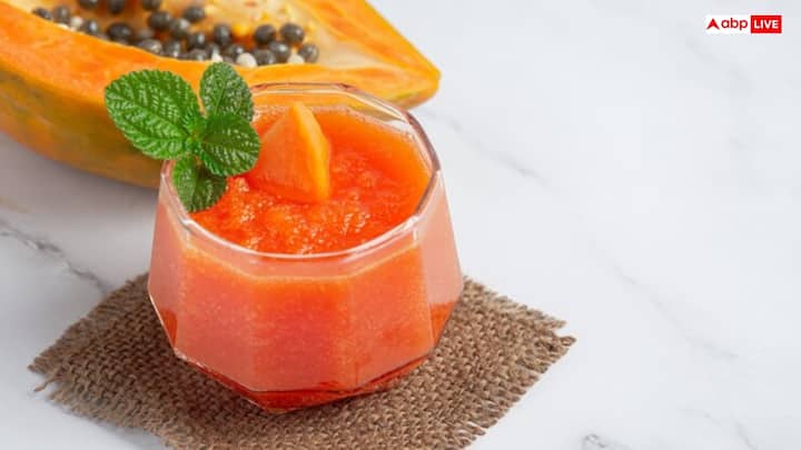 पिएं पपीते का जूस - पपीता पाचन के लिए बेहद फायदेमंद फल है. आंतों की क्लीनिंग के लिए आप पपीता जूस पी सकते हैं. इसमें मौजूद पपैन एंजाइम आंतों की सफाई करता है और कब्ज को दूर करने में मदद करता है.
