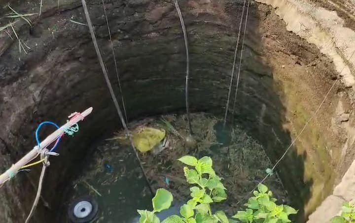 ट्रॅक्टरमध्ये बसून हळद काढण्यासाठी या महिला जात असताना चालकाचे नियंत्रण सुटल्याने ट्रॅक्टर विहिरीत कोसळले आहे.