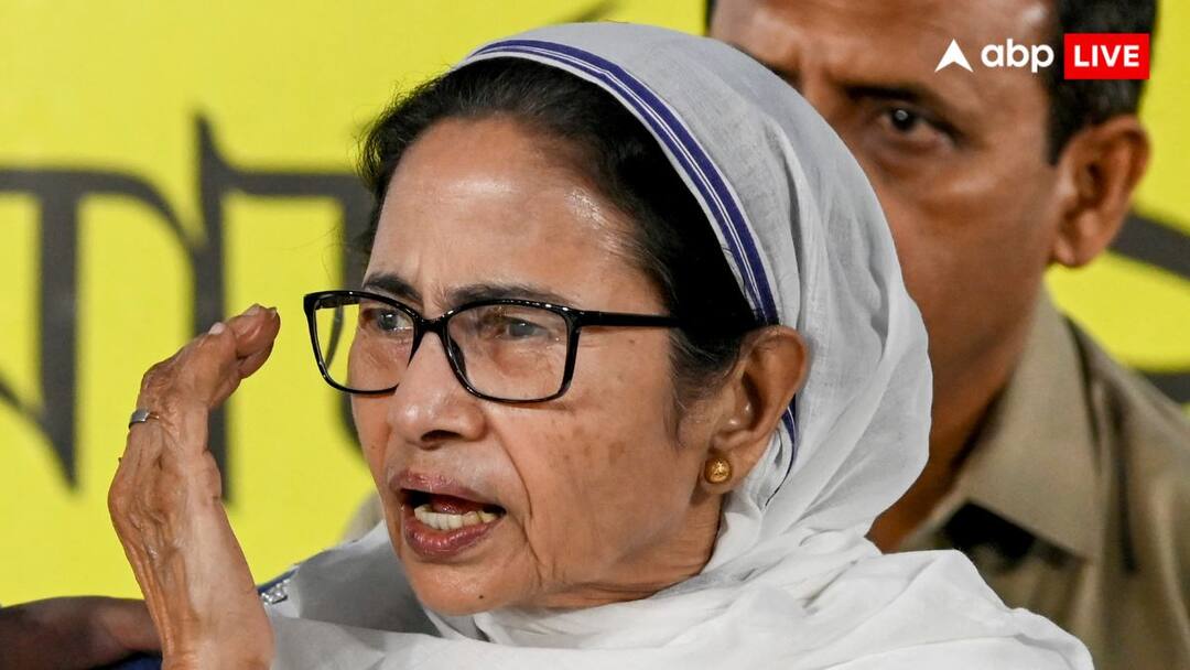 As long as I am alive no one will lose their job Mamata Banerjee told teachers on Supreme Court order Teacher Recruitment Verdict Row: 'जब तक मैं जिंदा हूं, किसी की नौकरी नहीं जाएगी', सुप्रीम कोर्ट के आदेश पर टीचर्स से बोलीं ममता बनर्जी