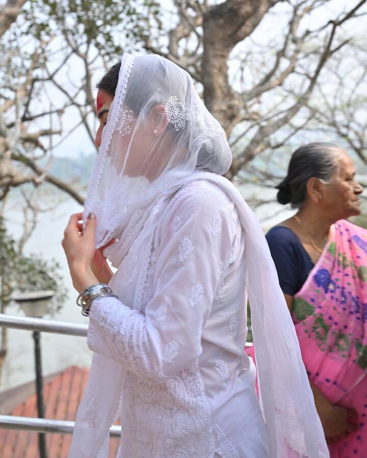 Please tell that Sara Ali Khan's fans were seen praising the actress after seeing these pictures. At the same time, some people were also seen advising him to post Muslim festivals.