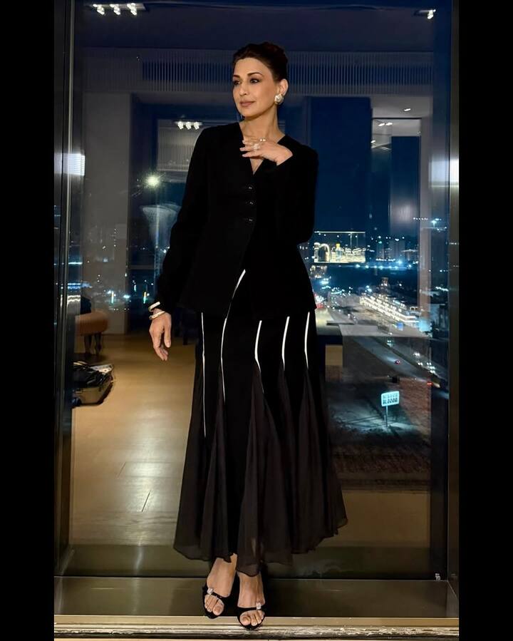 Sonali opted for a nude makeup look, keeping things subtle yet radiant. With a soft, dewy base, muted nude lips, and well-defined eyes, she let her outfit do the talking. The barely-there makeup enhanced her natural beauty, giving her a fresh and youthful glow. ( All Pics Credit: Instagram/@iamsonalibendre)