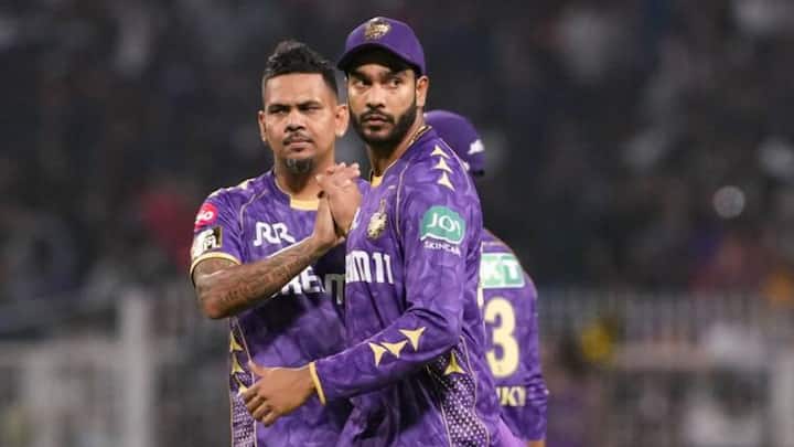 তবে কোনও আইপিএল ফ্র্যাঞ্চাইজির হয়ে এই মাইলফলক স্পর্শ করা প্রথম বোলার সুনীল নারাইনই। ছবি- পিটিআই