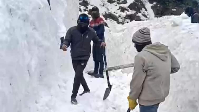 Chardham Yatra 2025 Kedarnath Temple Workers Working day and night to remove snow from the footpath ANN केदारनाथ यात्रा: पैदल मार्ग से बर्फ हटाने के लिए दिन-रात जुटे हैं मजदूर, अंतिम चरण में है कार्य
