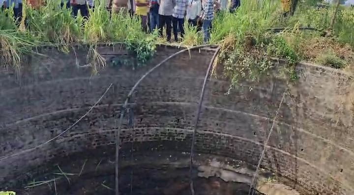 हिंगोलीच्या वसमत तालुक्यातील गुंज गावातील शेतकरी महिला मजूर या ट्रॅक्टरमध्ये होत्या.