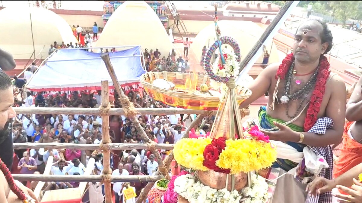 அட்டவீரட்ட தலங்களில் ஒன்றான வழுவூர் வீரட்டேஸ்வரர் திருக்கோயில் குடமுழுக்கு - ஹெலிகாப்டர் மூலம் கோபுர கலசங்கள் மீது மலர் தூவல்....!   