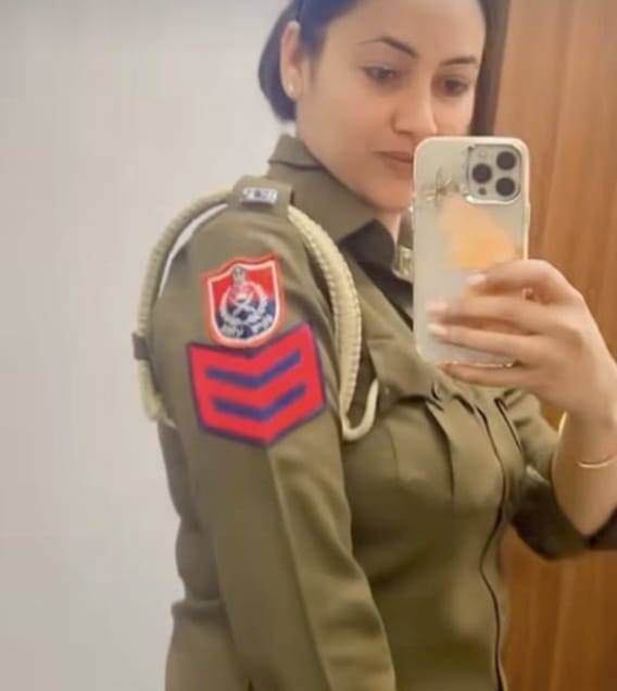 डीएसपी हरबंस सिंह धारीवाल ने कहा, ''पुलिस लाइन में कांस्टेबल के पद पर कार्यरत अमनदीप कौर को बठिंडा पुलिस ने बादल रोड पर नन्ही चा चौक के पास से 17.71 ग्राम चिट्टा (हेरोइन) के साथ गिरफ्तार किया है. उसके खिलाफ केस दर्ज किया गया है. प्रारंभिक कानूनी कार्रवाई शुरू हो गई है.''