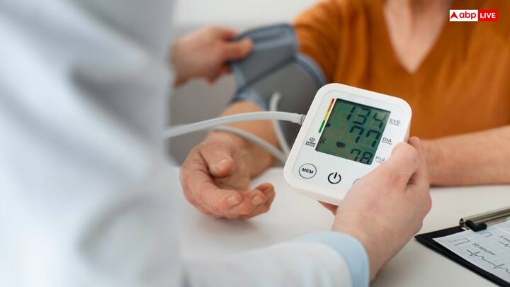 हाई ब्लड प्रेशर को नजरअंदाज करना - लंबे समय तक हाई बीपी रहने से किडनी की ब्लड वेसेल्स क्षतिग्रस्त हो जाती हैं, जिससे किडनी के कार्य करने की क्षमता कम होती है.