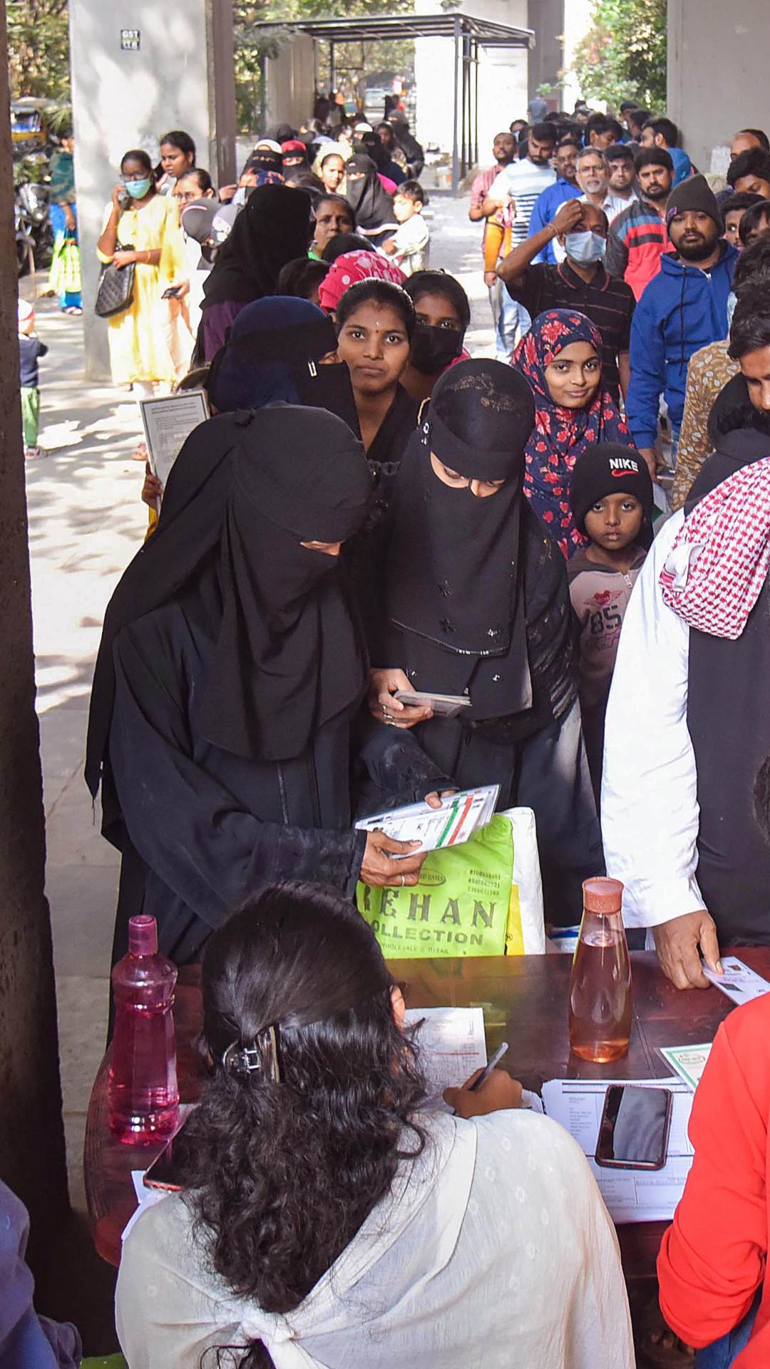 चलिए आपको बताते हैं कि आधार नंबर से कैसे चेक कर सकते हैं राशन कार्ड