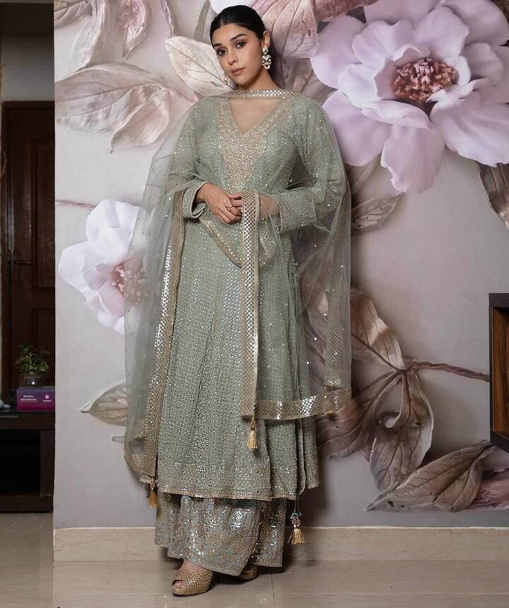 खबरों के अनुसार एक्ट्रेस अभी दूसरे प्रोजेक्ट्स में बिजी हैं. हालांकि इसका अभी ऑफिशियल अनाउंसमेंट नहीं हुआ है.