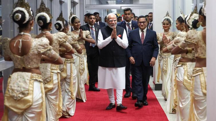 PM Modi arrived in Sri Lanka on 3 day visit will meet Anura Kumara Dissanayake talk on release of fishermen तीन दिवसीय श्रीलंका दौरे पर पहुंचे पीएम मोदी, मछुआरों की रिहाई समेत कई मुद्दों पर होगी चर्चा