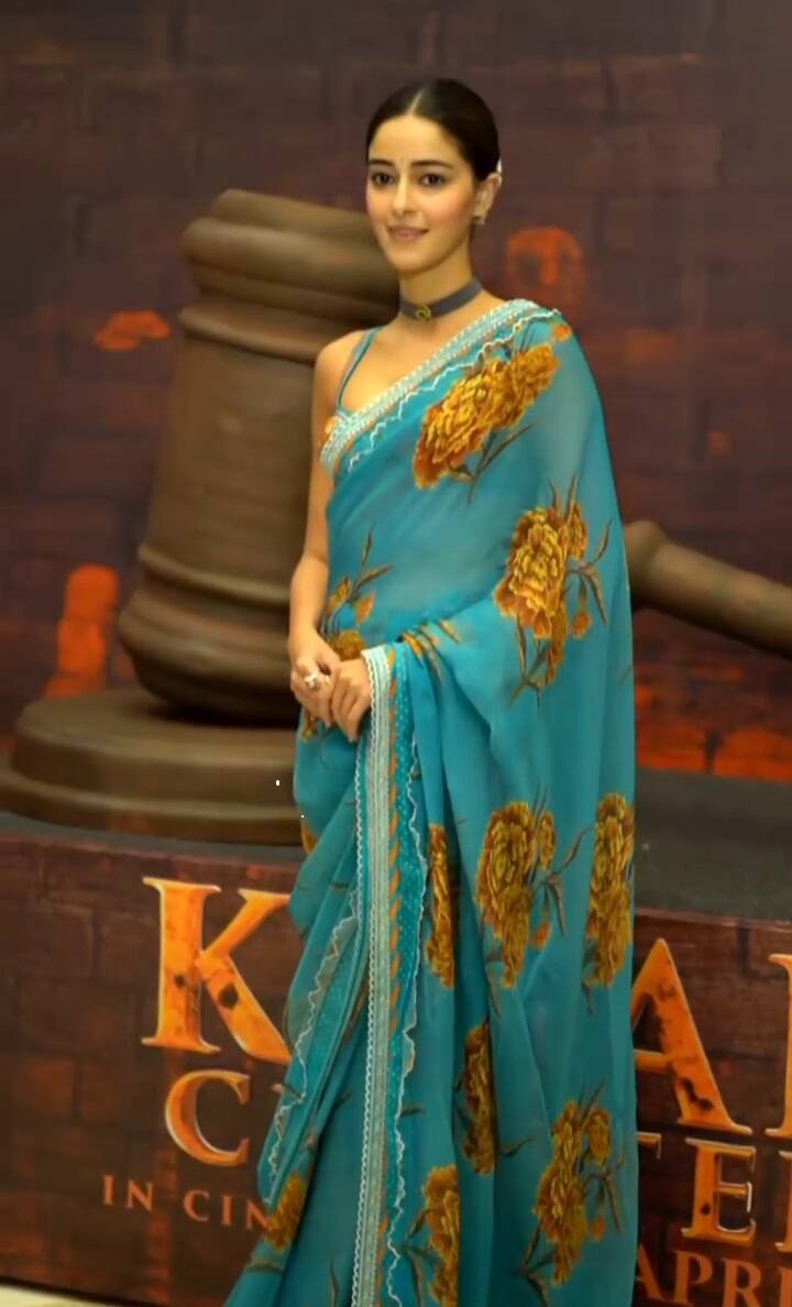 અનન્યા પાંડેની આ તસવીરોમાં તમે જોઈ શકો છો કે તે ટ્રેડિશનલ લુકમાં ખૂબ જ સુંદર અને આકર્ષક લાગી રહી છે.