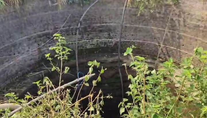 धक्कादायक म्हणजे या विहिरीमध्ये मोठ्या प्रमाणात पाणी जमा झालेले असल्याने विहिरीमध्ये ट्रॅक्टर पूर्णपणे बुडाला असून ट्रॅक्टरचे केवळ एक टायर दिसत आहे.