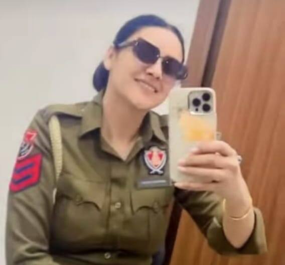 अमनदीप कौर का पंजाब पुलिस में अपना अलग ही रूतबा था. इसका अंदाज इस बात से लगाया सकता है कि वो अपनी मर्जी से तबादला करवाती थी. लग्जरी लाइफ जीती थी. उसके पास कोठी और कई गाड़ियों का दावा है. महंगी घड़ियों और सोने की चेन की शौकीन है.