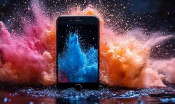 ਇਸ ਤੋਂ ਇਲਾਵਾ, ਜਦੋਂ ਫੋਨ 'ਤੇ ਗੇਮਿੰਗ ਜਾਂ ਵੀਡੀਓ ਸਟ੍ਰੀਮਿੰਗ ਵਰਗੀ ਭਾਰੀ ਪ੍ਰੋਸੈਸਿੰਗ ਕੀਤੀ ਜਾਂਦੀ ਹੈ, ਤਾਂ ਡਿਵਾਈਸ ਤੋਂ ਜ਼ਿਆਦਾ ਹੀਟ ਨਿਕਲਦੀ ਹੈ। ਅਜਿਹੀ ਸਥਿਤੀ ਵਿੱਚ ਬੈਕ ਕਵਰ ਵਿੱਚ ਰੱਖੀਆਂ ਚੀਜ਼ਾਂ ਫੋਨ ਨੂੰ ਠੰਡਾ ਕਰਨ ਵਿੱਚ ਰੁਕਾਵਟਾਂ ਪੈਦਾ ਕਰਦੀਆਂ ਹਨ, ਜਿਸ ਨਾਲ ਫੋਨ ਦੀ ਕਾਰਗੁਜ਼ਾਰੀ ਵੀ ਪ੍ਰਭਾਵਿਤ ਹੁੰਦੀ ਹੈ।