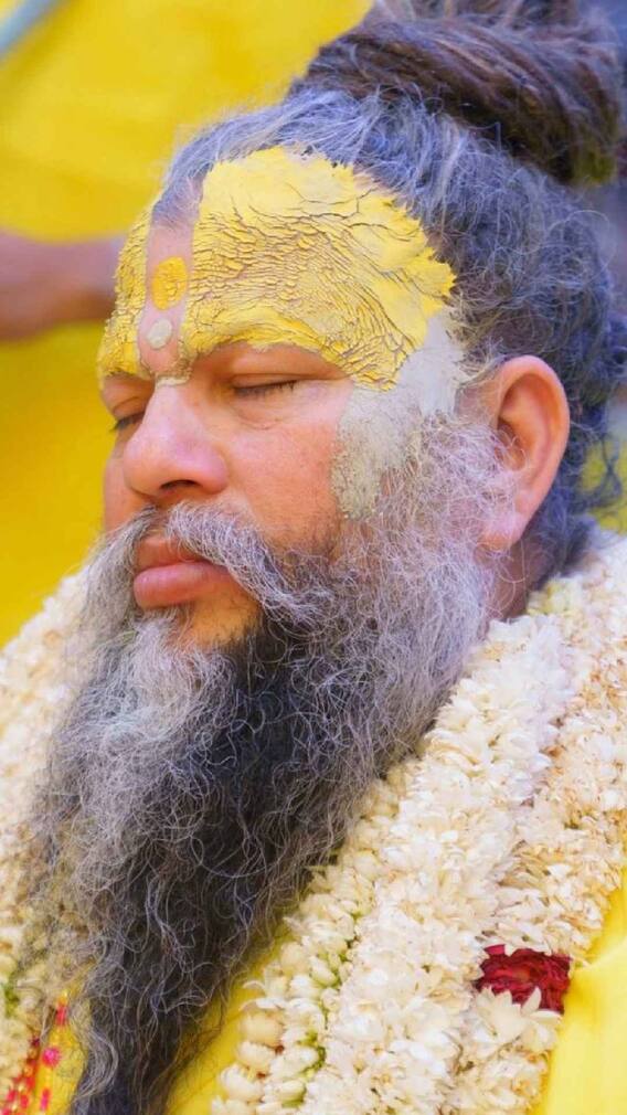 देवाला कापलेले फळ चढवणे चांगले की वाईट...प्रेमानंद महाराज