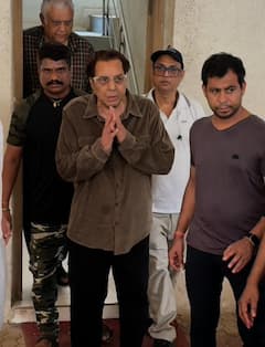 स्ट्रगल के दिनों में मनोज कुमार ने की थी धर्मेंद्र की हेल्प, नम आंखें लिए अंतिम दर्शन करने पहुंचे एक्टर