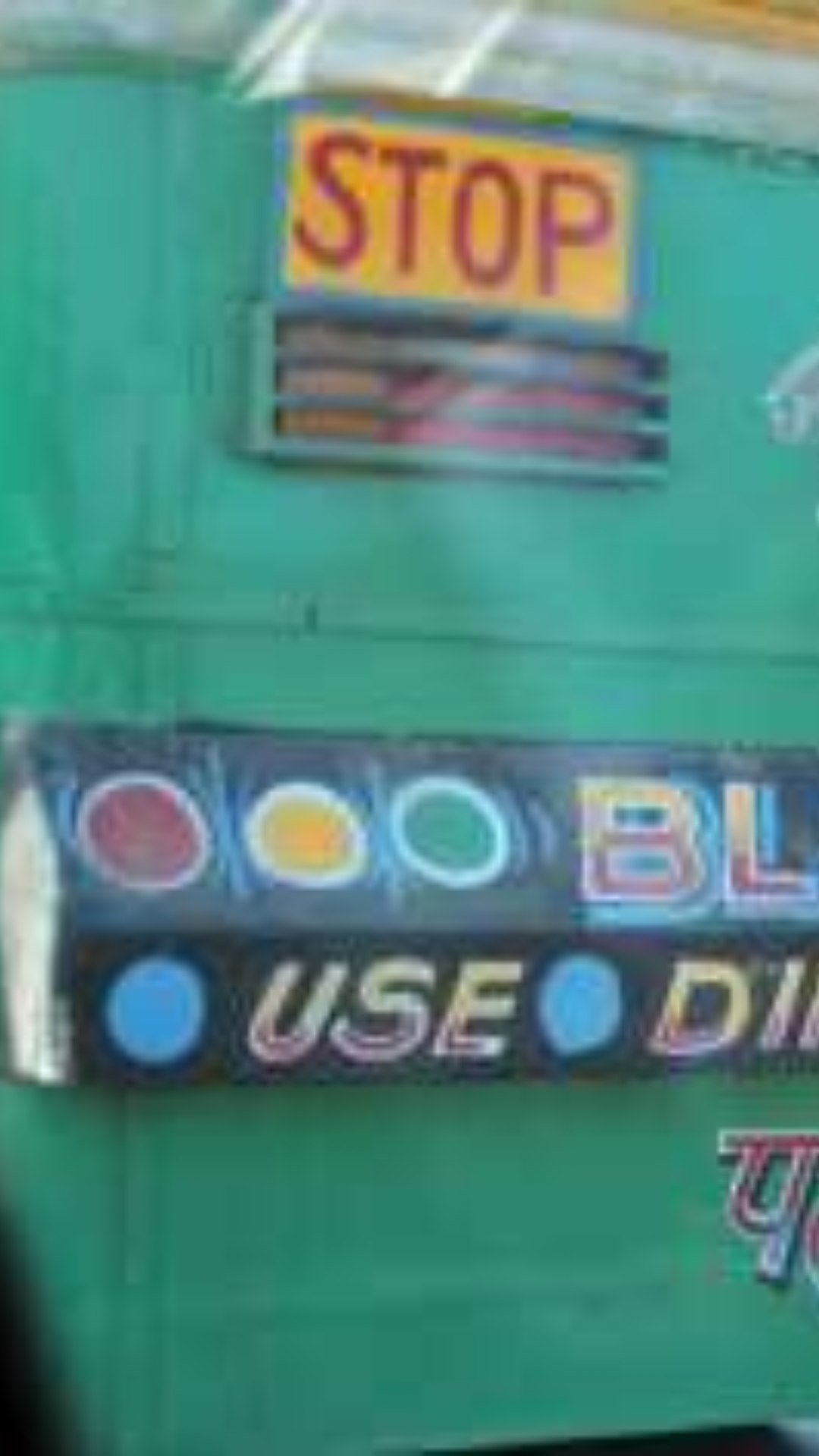 अक्सर हम ट्रकों के पीछे Use Dipper at Night लिखा हुआ देखते हैं.