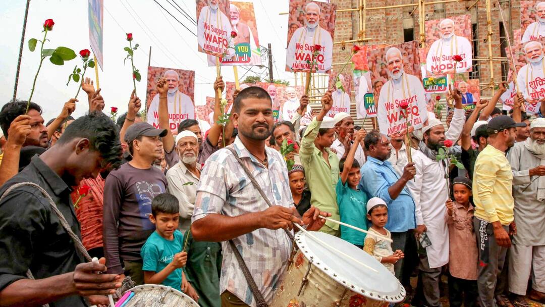 वक्फ बोर्ड बिल पास होने पर दिल्ली बीजेपी अल्पसंख्यक मोर्चा ने बांटी मिठाई, क्या बोले अनीस अब्बासी? Waqf Amendment Bill pass Muslim community celebrates in Delhi ANN वक्फ बोर्ड बिल पास होने पर दिल्ली बीजेपी अल्पसंख्यक मोर्चा ने बांटी मिठाई, क्या बोले अनीस अब्बासी?