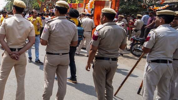 बंगाल में रामनवमी शोभायात्रा को मंजूरी! हाईकोर्ट ने कहा- शस्त्र ले जाने की इजाजत नहीं बंगाल में रामनवमी शोभायात्रा को मंजूरी! हाईकोर्ट ने कहा- शस्त्र ले जाने की इजाजत नहीं