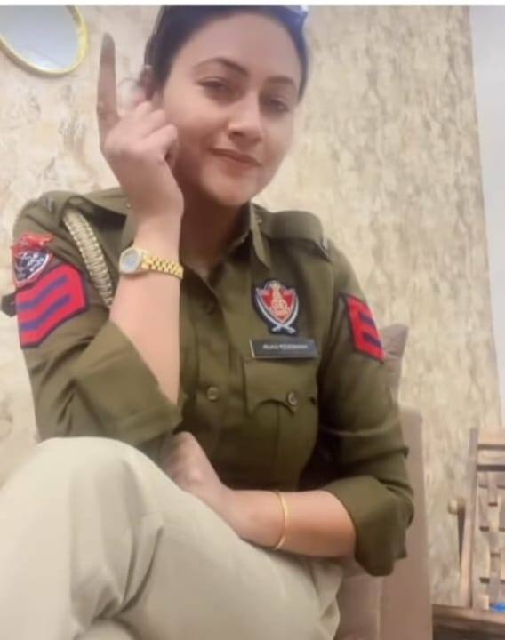 एक रील में उन्होंने अपनी तस्वीर के साथ लीरिक्स लगाए हैं, जिसमें कहा जा रहा है ''आप मुझसे गलत काम करने से मना करते हैं, लेकिन मैं कैसे रोक सकती हूं, जब पुलिस ही ऐसे गलत कामों में हमारा साथ देती है...''