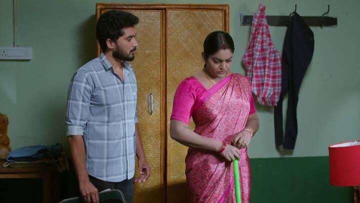 దీప, కార్తీక్ ఇంటికి వస్తారు. రెస్టారెంట్ ఓనర్ని కలవాలని చెప్తాడు కార్తీక్. దీంతో దీప సైలెంట్గా ఉంటుంది.