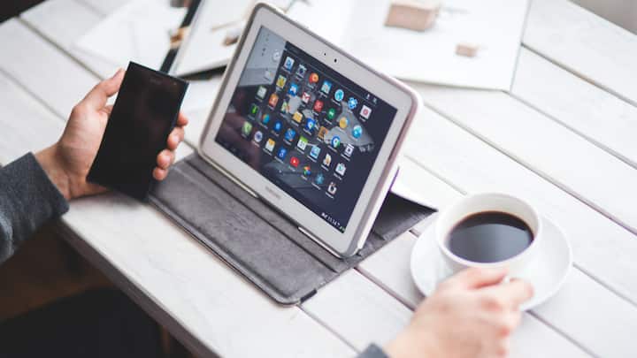 4. Do A Digital Detox: Unplug from your screens and social media to mentally recharge yourself. Instead of scrolling endlessly, spend time outdoors with your family or read a book. A digital detox will help you improve your focus, reduce stress, and feel more present in the moment. (Image Source: Canva)