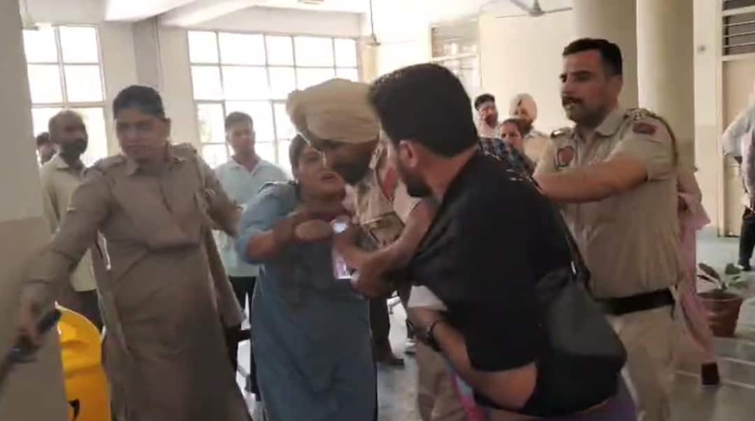 Huge uproar during court appearance of female constable caught with drugs ਨਸ਼ੇ ਨਾਲ ਫੜ੍ਹੀ ਗਈ ਮਹਿਲਾ ਕਾਂਸਟੇਬਲ ਦੀ ਅਦਾਲਤ 'ਚ ਪੇਸ਼ੀ ਦੌਰਾਨ ਜ਼ਬਰਦਸਤ ਹੰਗਾਮਾ, ਕਾਂਸਟੇਬਲ ਦੇ 'ਯਾਰ' ਨੇ ਜੜਿਆ ਥੱਪੜ, ਜਾਣੋ ਕਿਉਂ ਪਿਆ ਰੱਫੜ ?