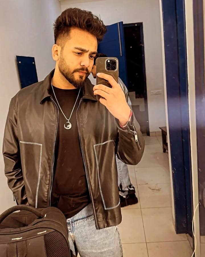 बताया जा रहा है कि एल्विश की पीठ पर काफी वक्त पहले एक चोट लगी थी. जिसकी वजह से उन्हें काफी दर्द रहता है. इसलिए उन्होंने इस शो का हिस्सा बनने से मना कर दिया.