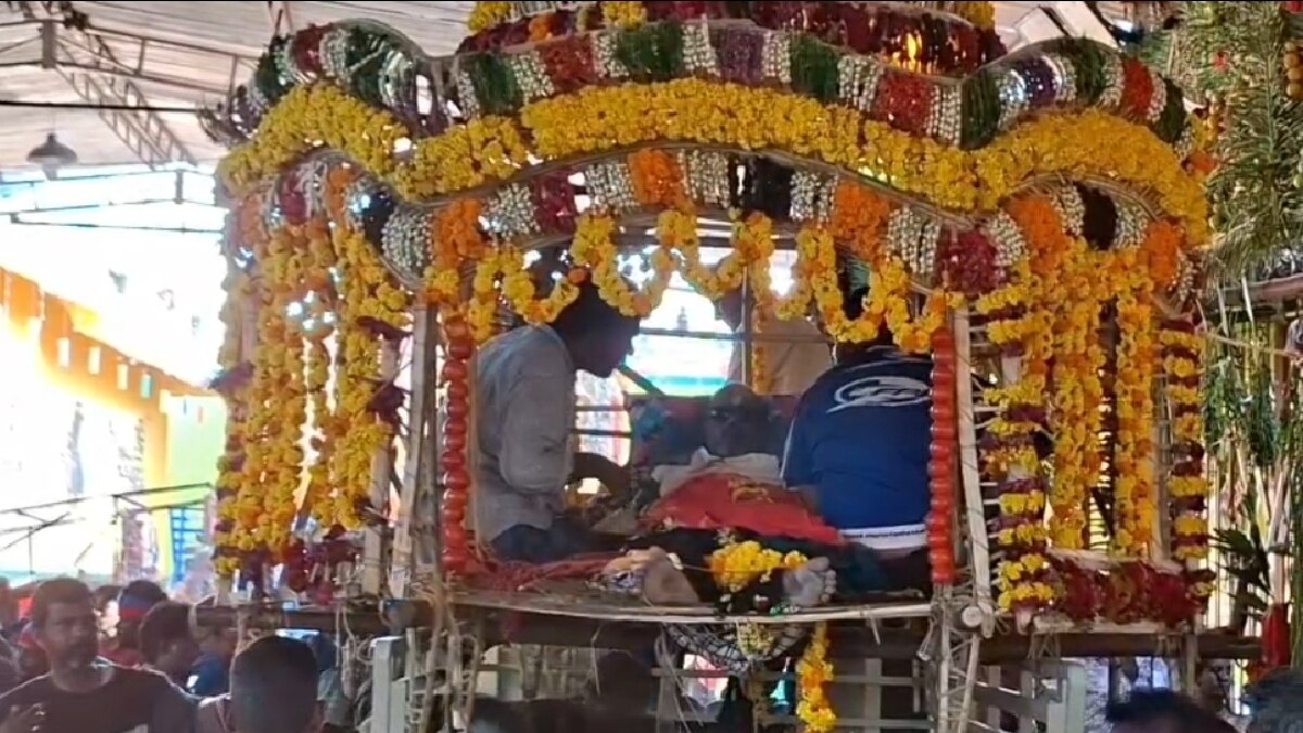 Funeral Festival: திருவிழாவில் சவ ஊர்வலம்... உயிரோடு இருப்பவருக்கு பாடைக்கட்டி கொண்டாடிய மக்கள்