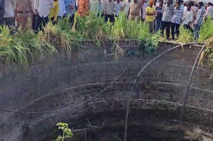 दरम्यान या घटनेची माहिती मिळताच ग्रामस्थांनी घटनास्थळी मदतकार्य सुरू करत दोन महिला सह एका पुरुषाला वाचवले आहे. मात्र अद्याप ही सात ते आठ जण विहिरीत बुडाले असल्याची माहिती ग्रामस्थांनी दिली असून हिंगोली सह नांदेड पोलीस देखील घटनास्थळी दाखल झाले आहेत.