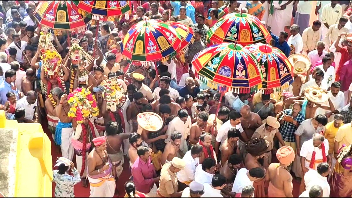 அட்டவீரட்ட தலங்களில் ஒன்றான வழுவூர் வீரட்டேஸ்வரர் திருக்கோயில் குடமுழுக்கு - ஹெலிகாப்டர் மூலம் கோபுர கலசங்கள் மீது மலர் தூவல்....!   