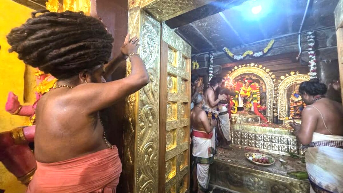 அட்டவீரட்ட தலங்களில் ஒன்றான வழுவூர் வீரட்டேஸ்வரர் திருக்கோயில் குடமுழுக்கு - ஹெலிகாப்டர் மூலம் கோபுர கலசங்கள் மீது மலர் தூவல்....!   