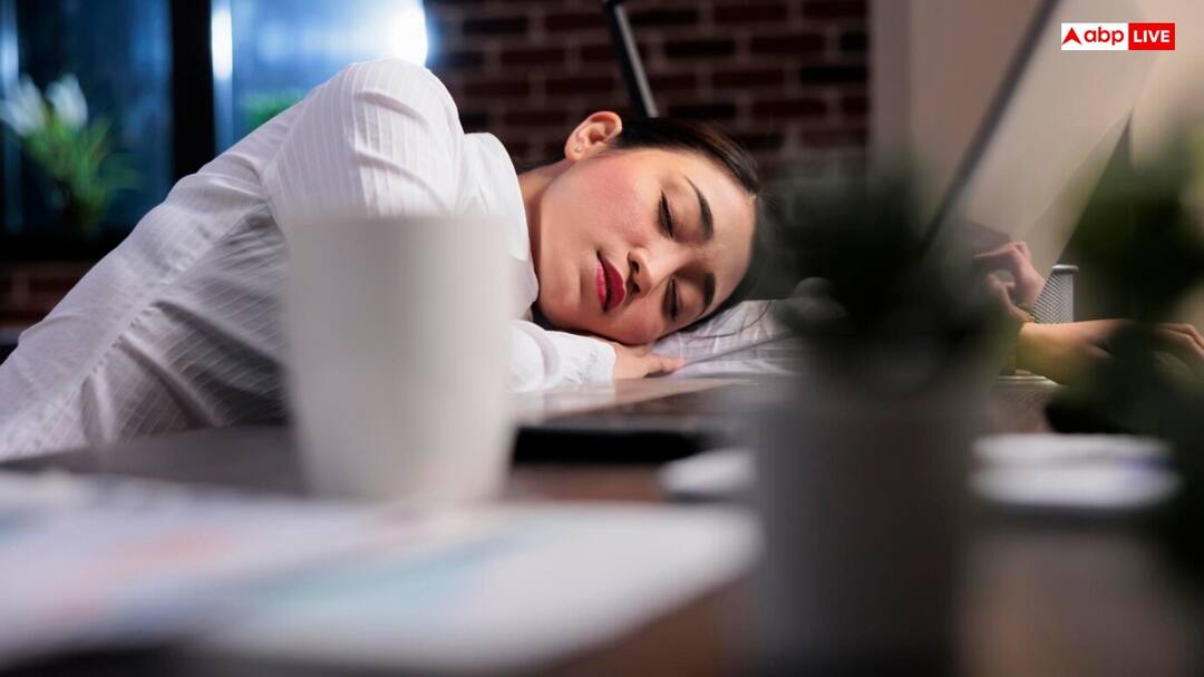 which vitamin deficiency causes excessive sleepiness शरीर में इन 4 विटामिन की कमी से दिनभर सोए रहते हैं आप, खड़े-खड़े आने लगती है झपकी
