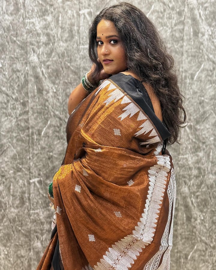 महाराष्ट्राची हास्यजत्रा (Maharashtrachi Hasyajatra) या कार्यक्रमातून वनिता खरात (Vanita Kharat) ही घरोघरी पोहचली.