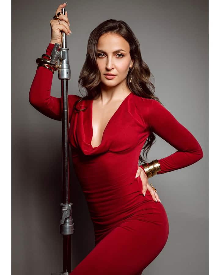 Elli AvrRam wore a floor-length red gown with a figure-hugging silhouette that radiated elegance and charm.