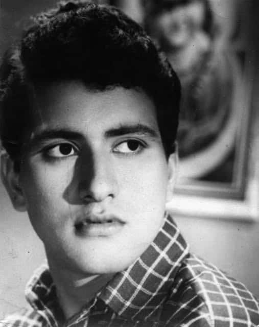 मनोज कुमार पाकिस्तान के एबटाबाद में पैदा हुए थे. आजादी के बाद उनका परिवार दिल्ली आकर बस गया था. मनोज कुमार के मन में देशभक्ति की प्रबल भावना थी और उन्होंने देशभक्ति पर कई फिल्में भी बनाई थीं. मनोज कुमार ने शहीद, पूरब और पश्चिम, क्रांति, उपकार जैसी शानदार फिल्में बॉलीवुड को दी.
