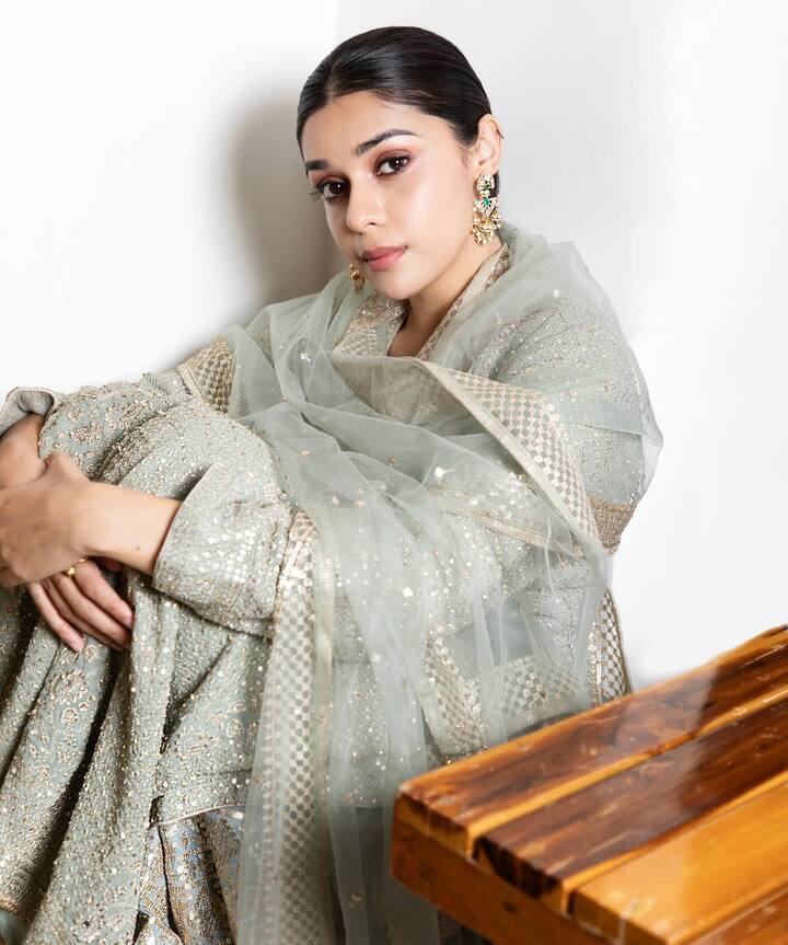 ईशा सिंह – बिग बॉस 18 फेम एक्ट्रेस ईशा सिंह का भी नाम इस लिस्ट में हैं. खबरों की मानें तो ईशा ने भी रोहित शेट्टी के शो का ऑफर ठुकरा दिया है.