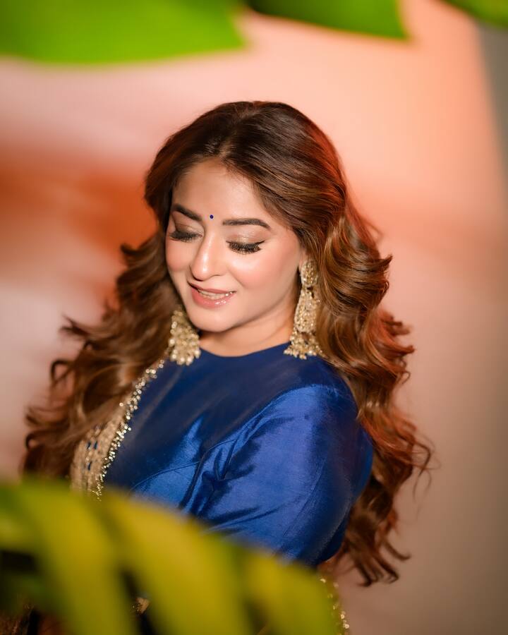 माहीने नुकतेच नवे काही फोटो शेअर केले आहेत, ज्यात तिने रॉयल ब्लु रंगाचा लेहेंगा घातला आहे.
