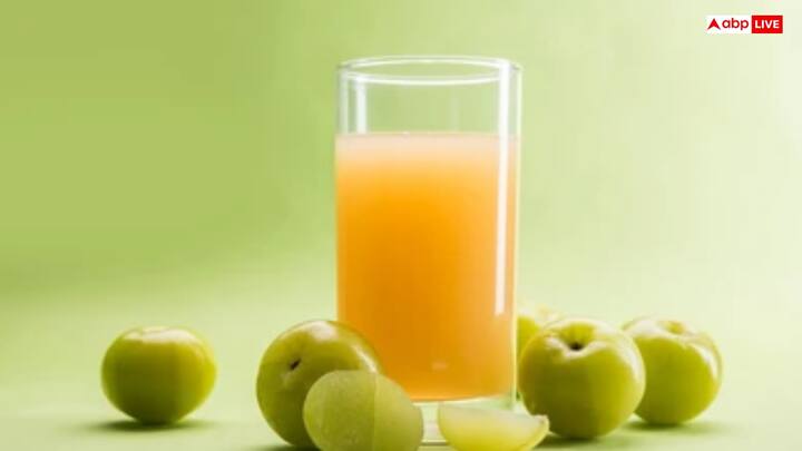 आंवला जूस - पाचन में सुधार के लिए आप आंवला जूस पी सकते हैं. यह विटामिन C और एंटीऑक्सिडेंट्स से भरपूर होते हैं, जो पाचन में सुधार करने और आंतों को साफ करने में मददगार साबित हो सकते हैं.