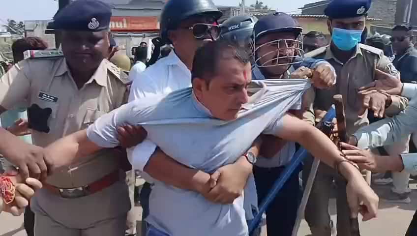 Complaint Filed Against Congress MLA Vimal Chudasama, 15 Detained in Somnath સોમનાથમાં દબાણ હટાવવા મામલે કોંગ્રેસના ધારાસભ્ય વિમલ ચુડાસમા સહિત 40 વિરૂદ્ધ ફરિયાદ, 15ની અટકાયત