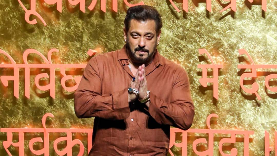 Ameesha Patel stands beside Salman Khan due to controversy with age gap Rashmika Mandhana Sikandar Entertainment News Bollywood Salman Khan: বিতর্কে, সমালোচনায় জর্জরিত সলমন, অভিনেতার পাশে দাঁড়ালেন এই বলি অভিনেত্রী!