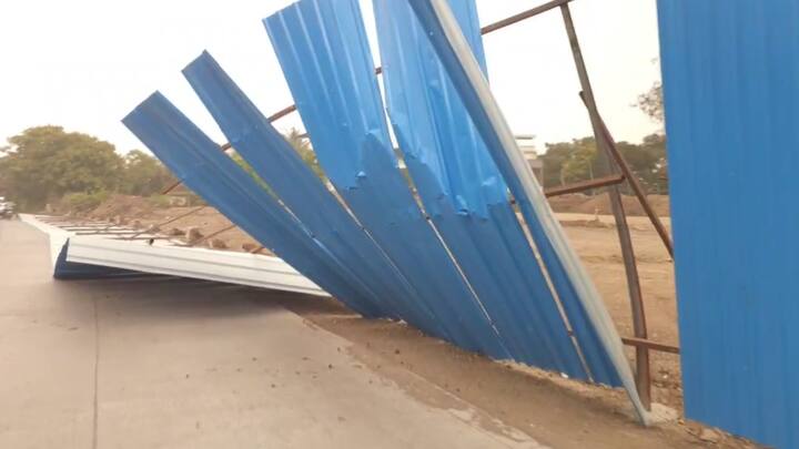 भिवंडी शहर व ग्रामीण भागामध्ये जोरदार वादळी वाऱ्यासह पावसाला सुरुवात झाली होती. या वाऱ्यामध्ये मोठ्या प्रमाणात धूळ उडाली तर नागरिकांची पळापळ झाली.