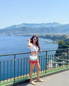 खूबसूरती में बड़ी-बड़ी हसीनाओं को मात देती हैं मनोज कुमार की पोती, एक्टिंग से दूर करती हैं ये काम