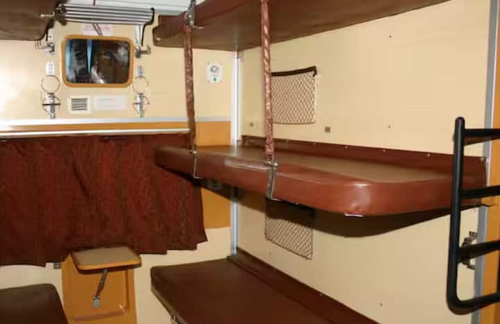 ਥਰਡ ਏਸੀ ਵਿੱਚ ਟਿਕਟ ਬੁੱਕ ਕਰਨ ਤੋਂ ਬਾਅਦ, ਤੁਹਾਡੀ ਟਿਕਟ ਨੂੰ ਫਸਟ ਏਸੀ ਵਿੱਚ ਬਦਲਿਆ ਜਾ ਸਕਦਾ ਹੈ। ਰੇਲਵੇ ਦੀ ਇਸ ਸਹੂਲਤ ਨੂੰ ਆਟੋਮੈਟਿਕ ਅੱਪਗ੍ਰੇਡੇਸ਼ਨ ਸਕੀਮ ਕਿਹਾ ਜਾਂਦਾ ਹੈ। ਜੋ ਕਿ ਰੇਲਵੇ ਵੱਲੋਂ ਦਿੱਤੀ ਜਾਂਦੀ ਹੈ। ਹਾਲਾਂਕਿ ਇਹ ਸਪੈਸ਼ਲ ਕੇਸ ਵਿੱਚ ਉਪਲੱਬਧ ਹੈ।