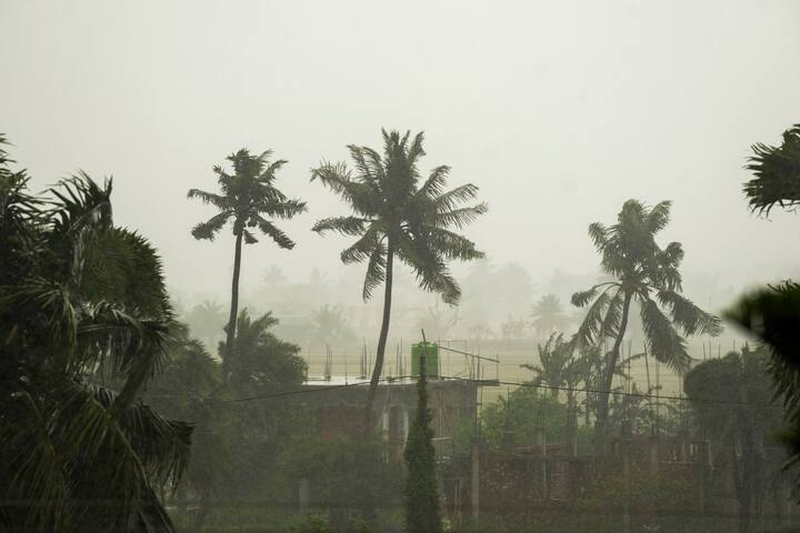 দক্ষিণবঙ্গে সোমবার থেকে বিক্ষিপ্তভাবে মেঘলা আকাশের সম্ভাবনা। বাতাসে জলীয় বাষ্পের পরিমাণ বাড়ছে। গরমের সঙ্গে যুক্ত হবে আর্দ্রতাজনিত অস্বস্তি। সোমবার থেকে বৃহস্পতিবার বিক্ষিপ্তভাবে বজ্রবিদ্যুৎ সহ বৃষ্টি দক্ষিণ বঙ্গের সব জেলাতেই। দক্ষিণবঙ্গে আজ শনিবার ঝড় বৃষ্টির সম্ভাবনা কম।