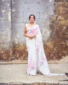 बटरफ्लाई प्रिंट साड़ी और डीपनेक ब्लाउज पहन तितली बनीं वामिका गब्बी, देखें तस्वीरें