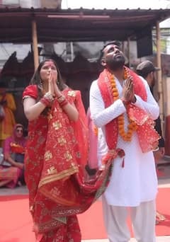 लाल साड़ी...मांग में सिंदूर, बर्थडे के दिन पति दीपक संग मां कामाख्या देवी के दर्शन करने पहुंचीं आरती सिंह